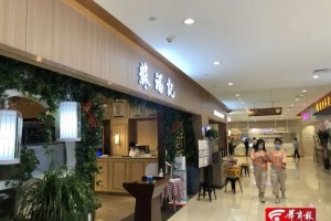 监控拍到厨师往饭菜里吐口水该店被处分